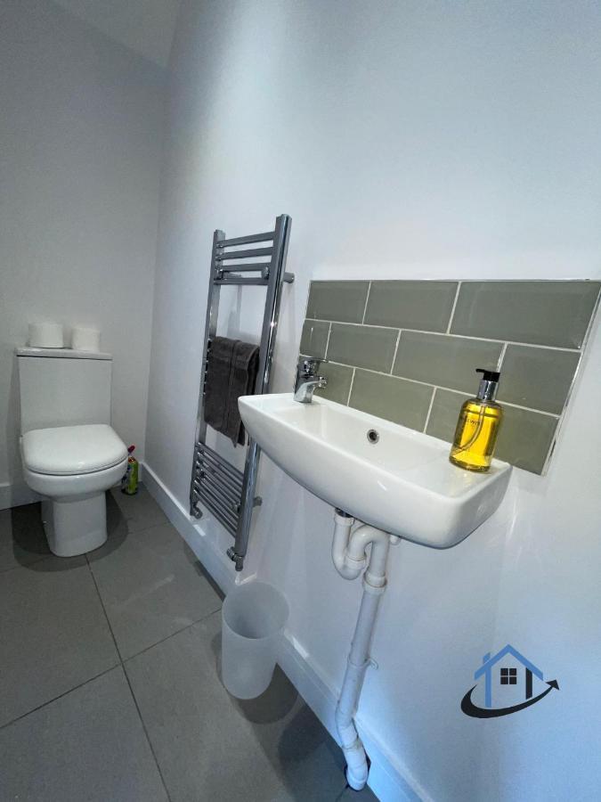 Acaster House, X4 Rooms With En-Suites X1 Room Private Bathroom, Street Parking, Close To Train Station كيترينج المظهر الخارجي الصورة