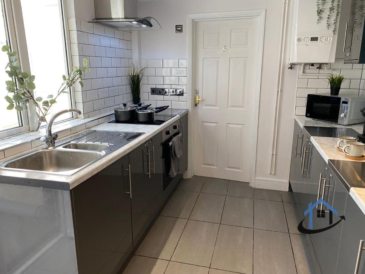Acaster House, X4 Rooms With En-Suites X1 Room Private Bathroom, Street Parking, Close To Train Station كيترينج المظهر الخارجي الصورة