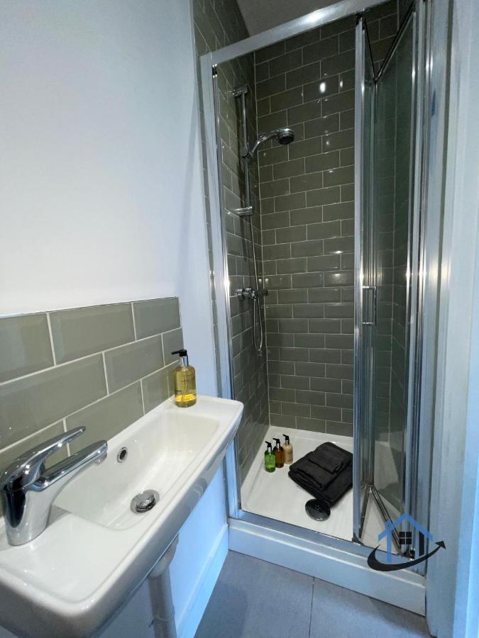 Acaster House, X4 Rooms With En-Suites X1 Room Private Bathroom, Street Parking, Close To Train Station كيترينج المظهر الخارجي الصورة